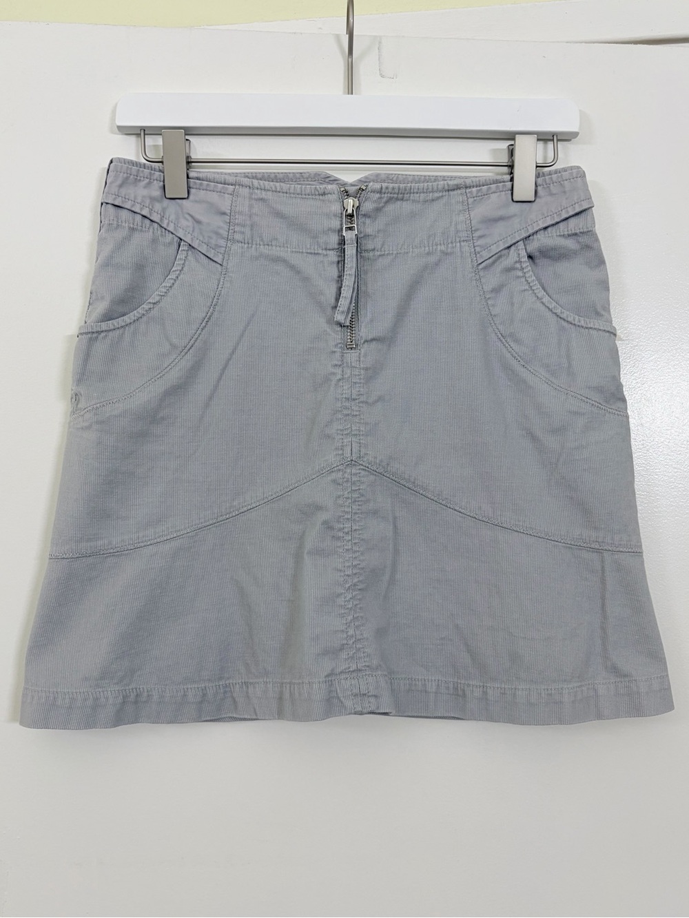 Armani Exchange Y2K Light Gray Utility Mini Skirt Front Zip Minimalist Size 2